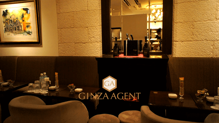 銀座クラブの銀花(ぎんか)の店内テーブル