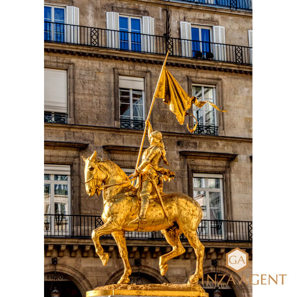 ジャンヌダルクのゴールドの像 フランス