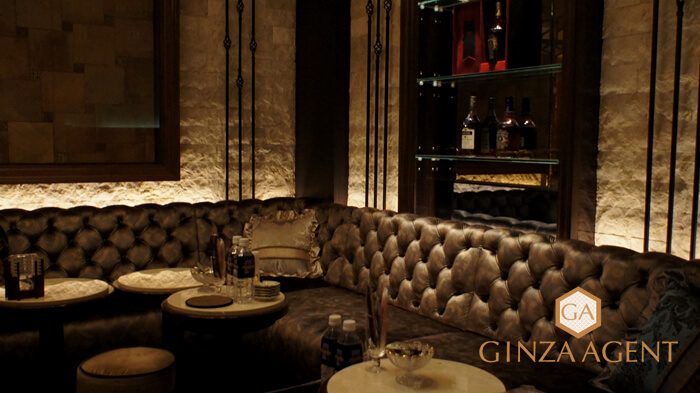 銀座の会員制高級クラブで働きたいのですが今はムリですか?