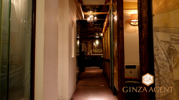 銀座の会員制高級クラブ水上・MIZUKAMI(みずかみ)エリアをつなぐ回廊の写真