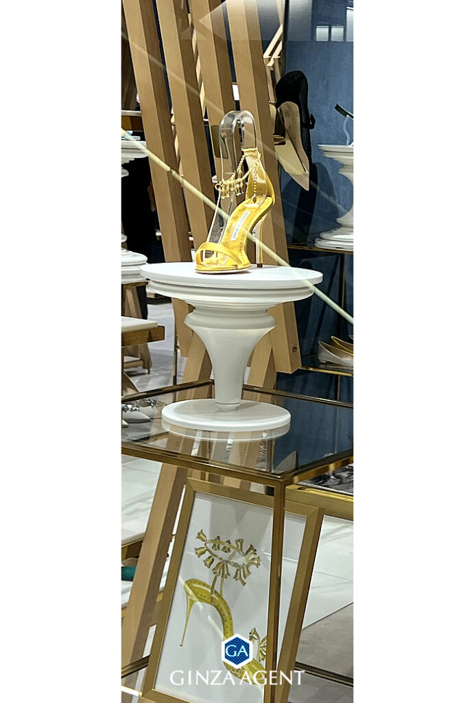 MANOLO BLAHNIK(マノロ・ブラニク)ショーウインドウにディスプレイされた素敵なハイヒール