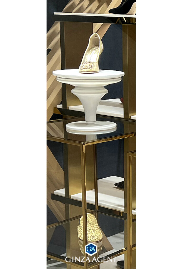 MANOLO BLAHNIK(マノロ・ブラニク)ゴールドに輝く上品なパンプス