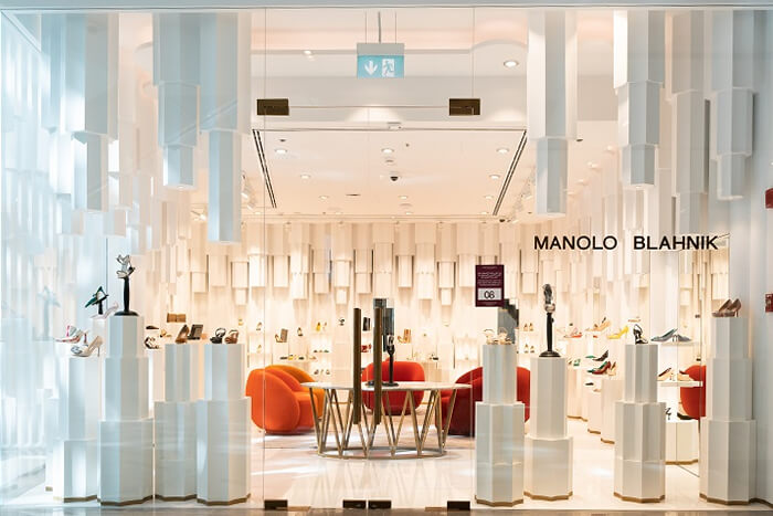 海外にありMANOLO BLAHNIK(マノロ・ブラニク)の店内