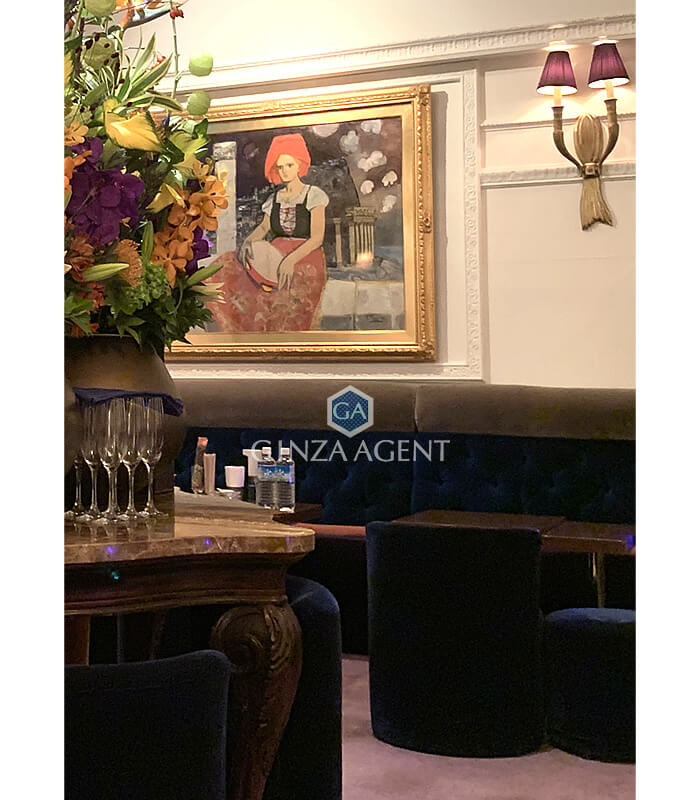 銀座の会員制高級クラブ・水上(みずかみ)の店内