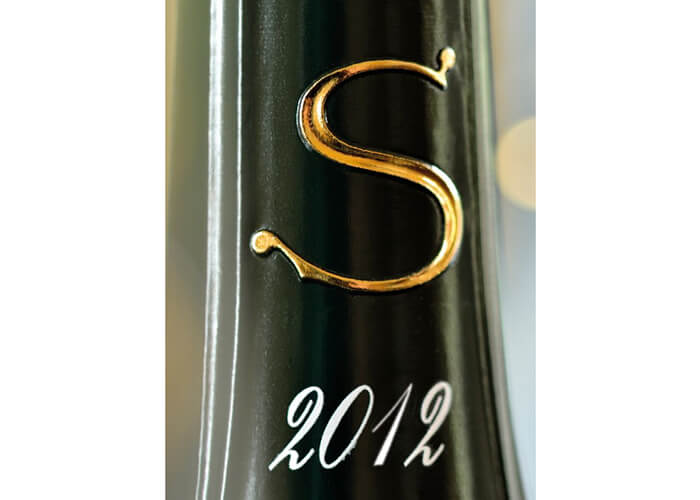 1920年に世間に向けて販売されるようになった「サロン」は、それからすぐに富裕層達のファンを増やしていき、現在の地位を築き上げました。