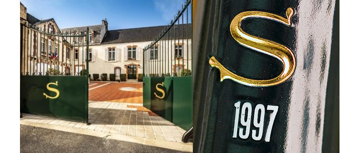 ボトルのラベルには「S」という金色の文字が大きく描かれており、とても印象的だということは先ほども述べましたが、「サロン」のメゾンの扉にも、同じロゴが大きく描かれています。