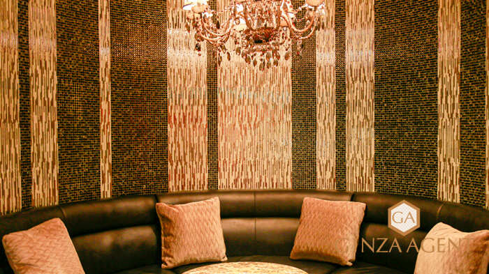 銀座で富裕層が来店するBARをゲスト招待!月間1日・私服・時給10,000円も