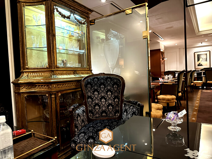 クラブ楪(ゆずりは)店内 豪華なソファ