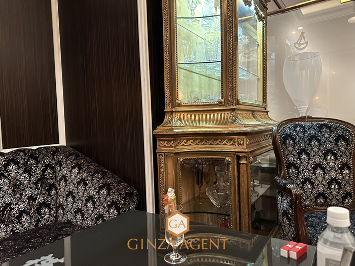 クラブ楪(ゆずりは)店内 豪華なキャビネット