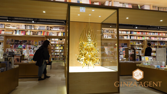2021年12月下旬の銀座シックス内にある蔦屋書店内に飾られた縁起の良い金色のオブジェ