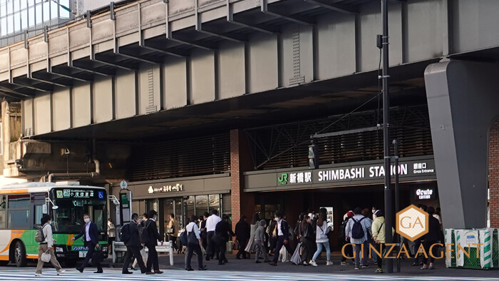 2022年5月 夕刻の新橋駅銀座口の地上出口